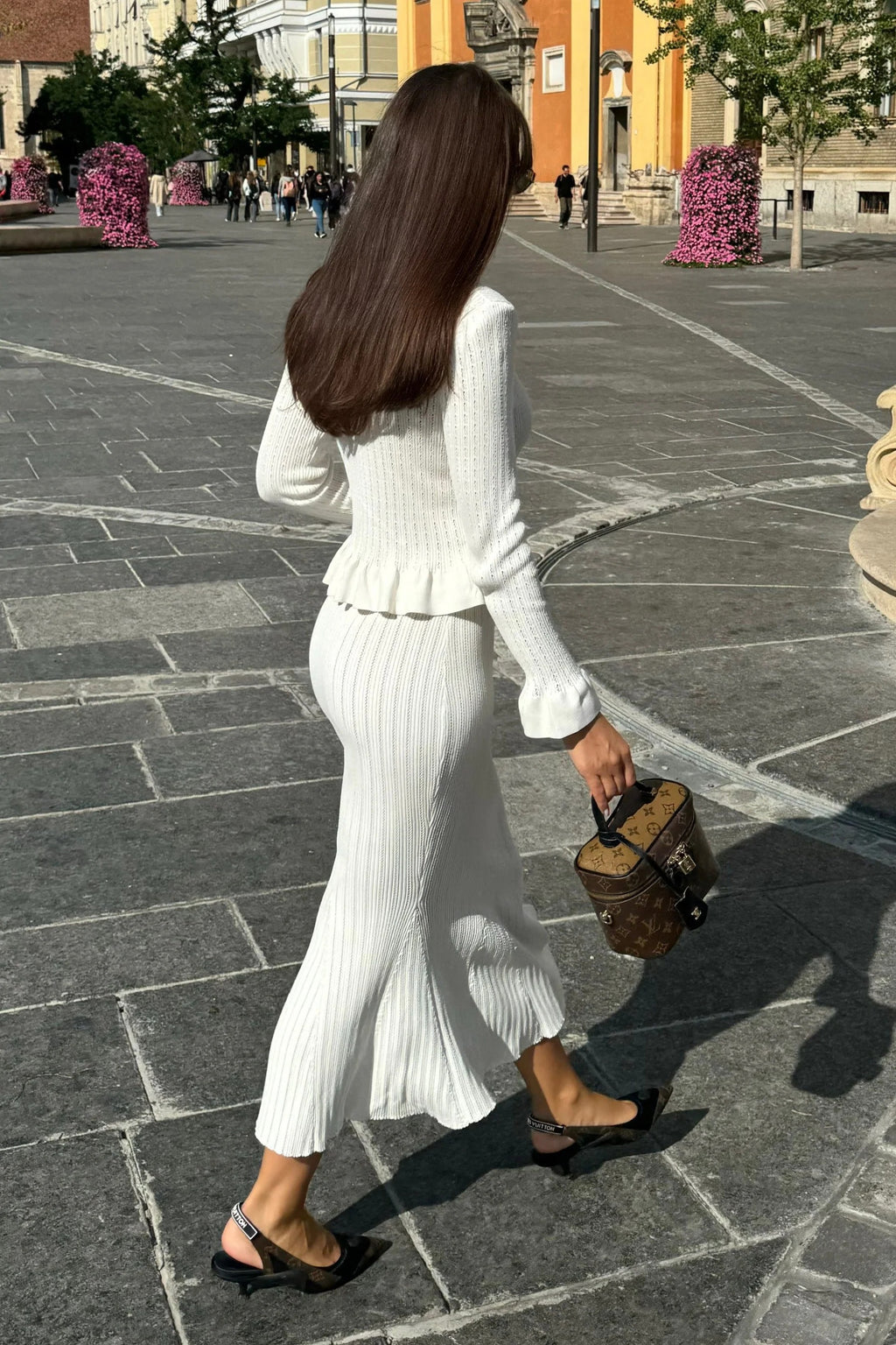 CONJUNTO DE CHAQUETA Y FALDA DE PUNTO CON VOLANTES - BLANCO