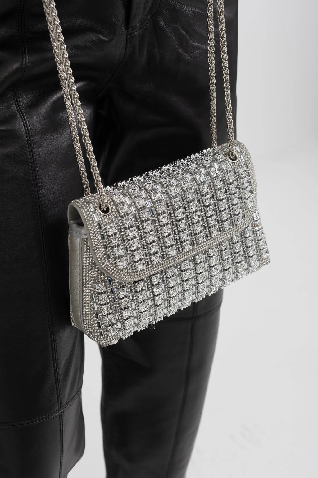 BOLSO DE MANO TRENZADO CON PEDRERÍA BRILLANTE - PLATA