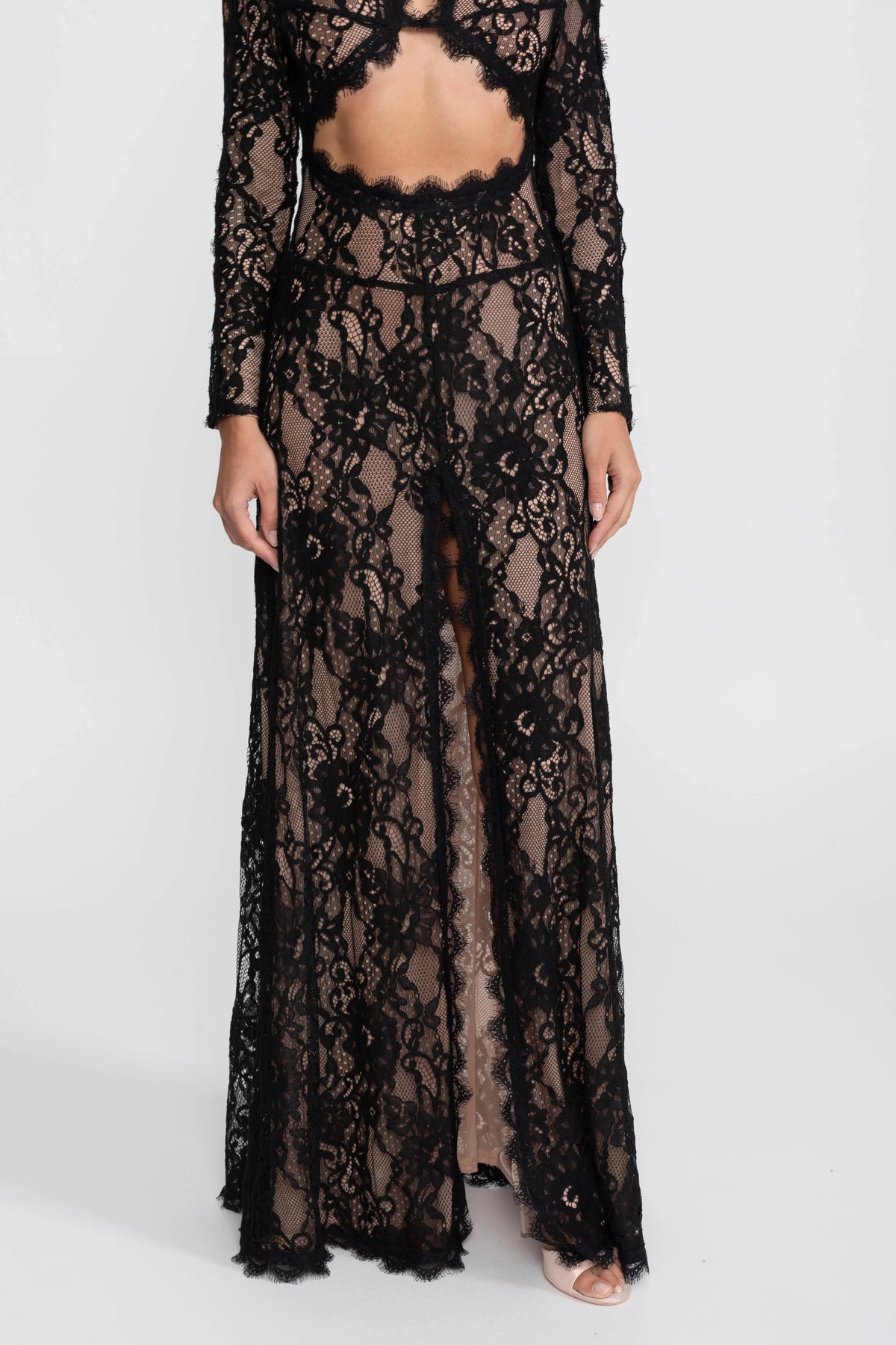 VESTIDO LARGO DE ENCAJE CON CUELLO ALTO Y ABERTURA FRONTAL - NEGRO