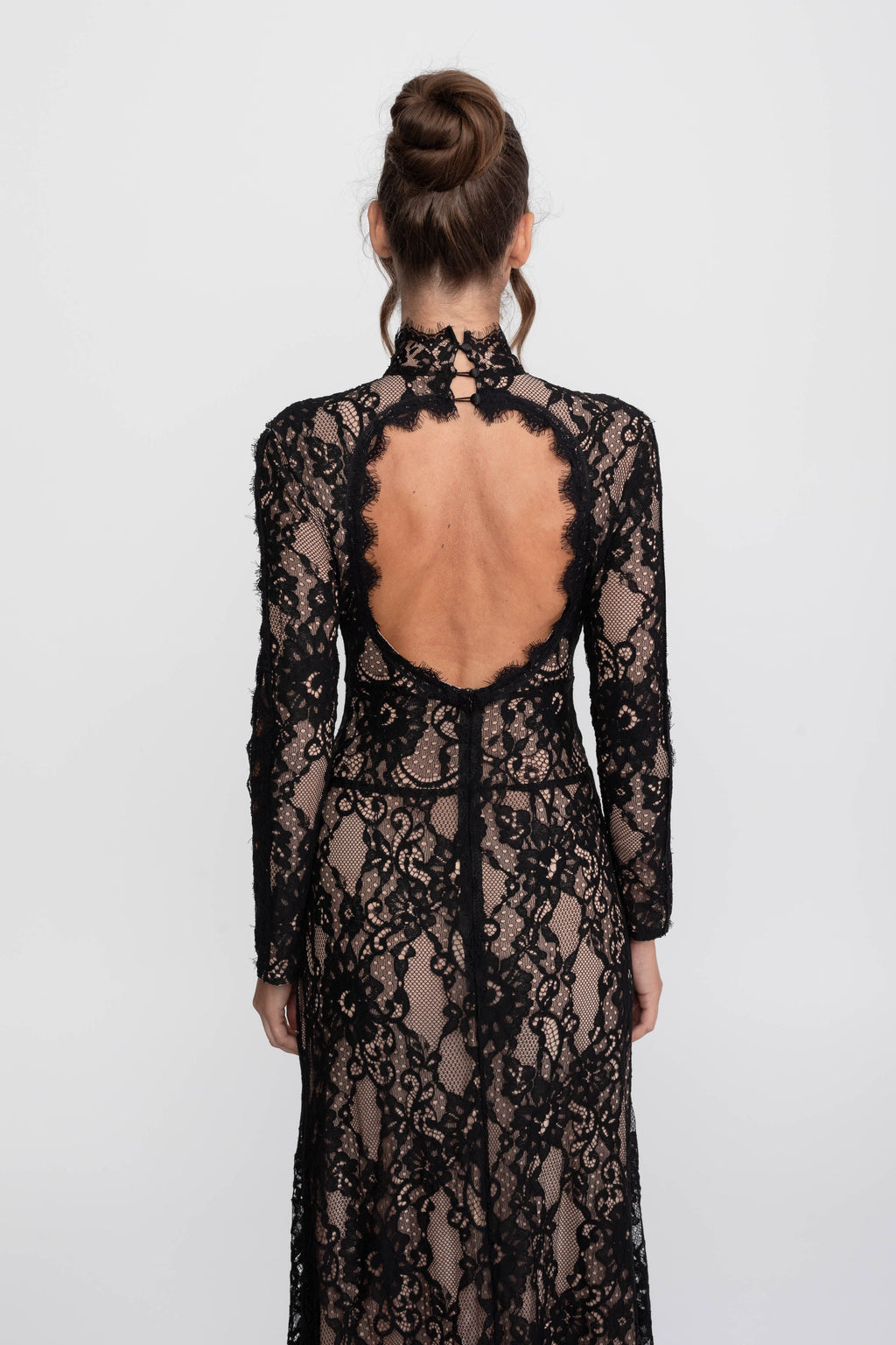 VESTIDO LARGO DE ENCAJE CON CUELLO ALTO Y ABERTURA FRONTAL - NEGRO