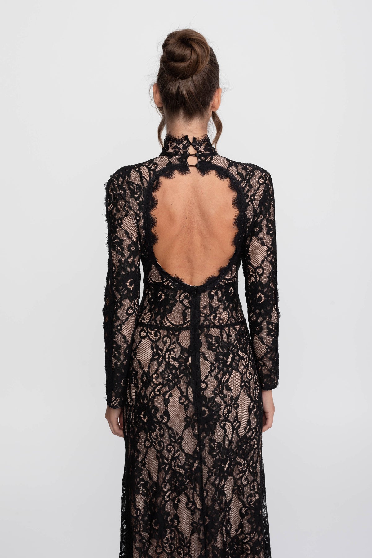 VESTIDO LARGO DE ENCAJE CON CUELLO ALTO Y ABERTURA FRONTAL - NEGRO