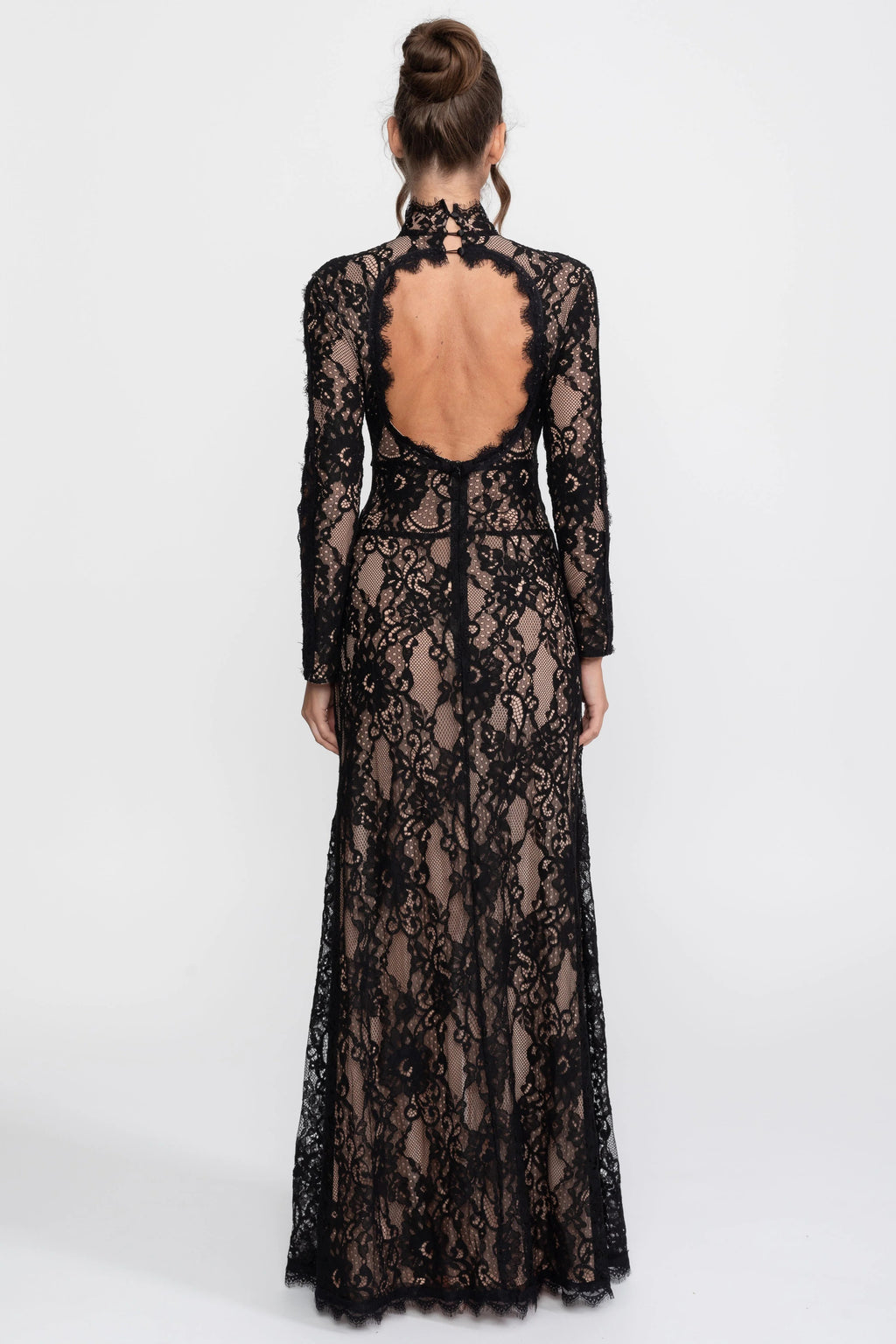 VESTIDO LARGO DE ENCAJE CON CUELLO ALTO Y ABERTURA FRONTAL - NEGRO