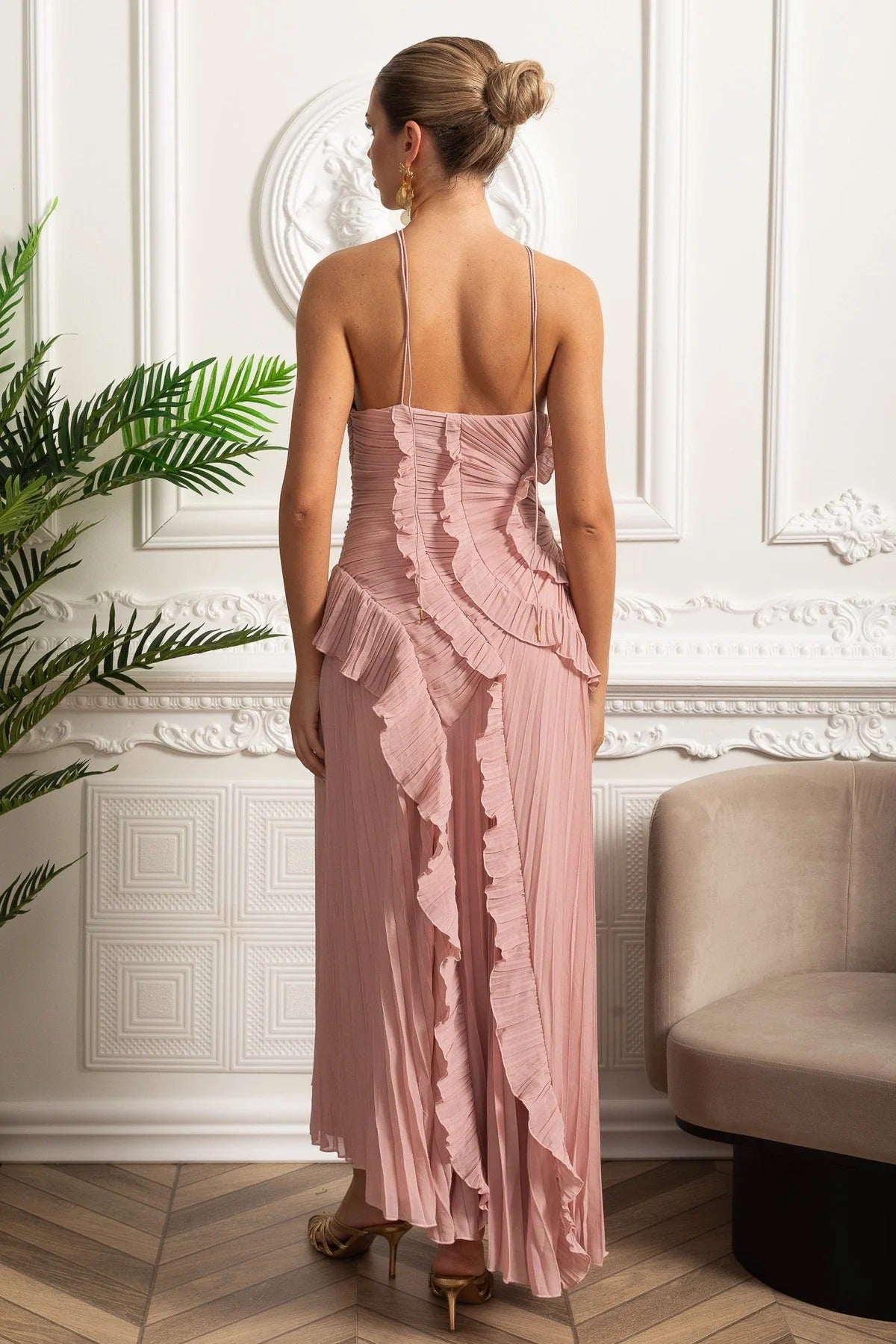VESTIDO MAXI HALTER PLISADO CON VOLANTES - ROSA