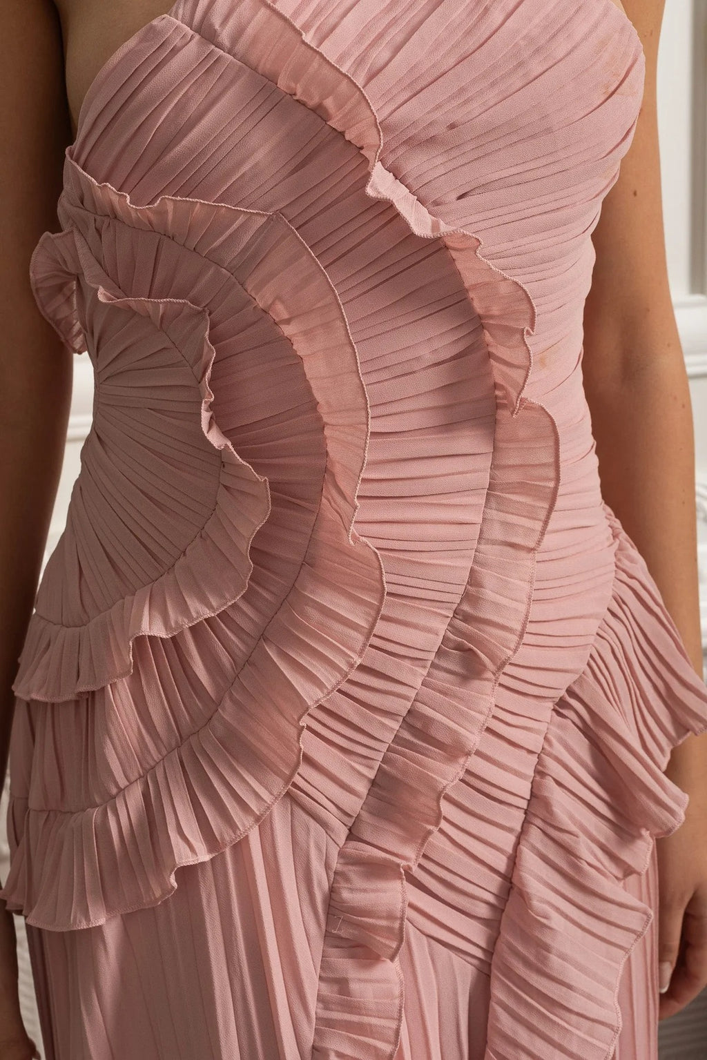 VESTIDO MAXI HALTER PLISADO CON VOLANTES - ROSA