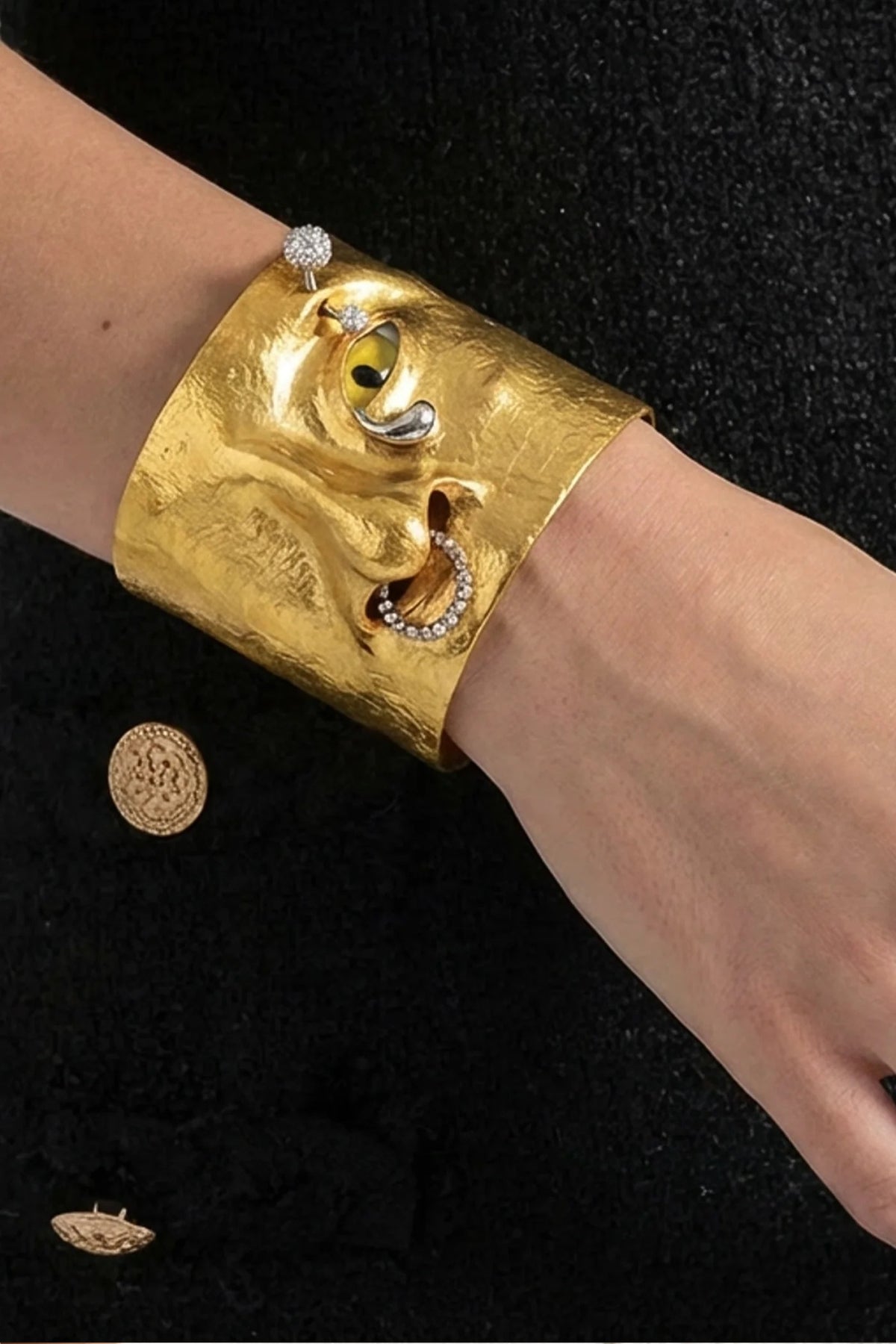 PULSERA RÍGIDA MARTILLADA CON PEDRERÍA - ORO