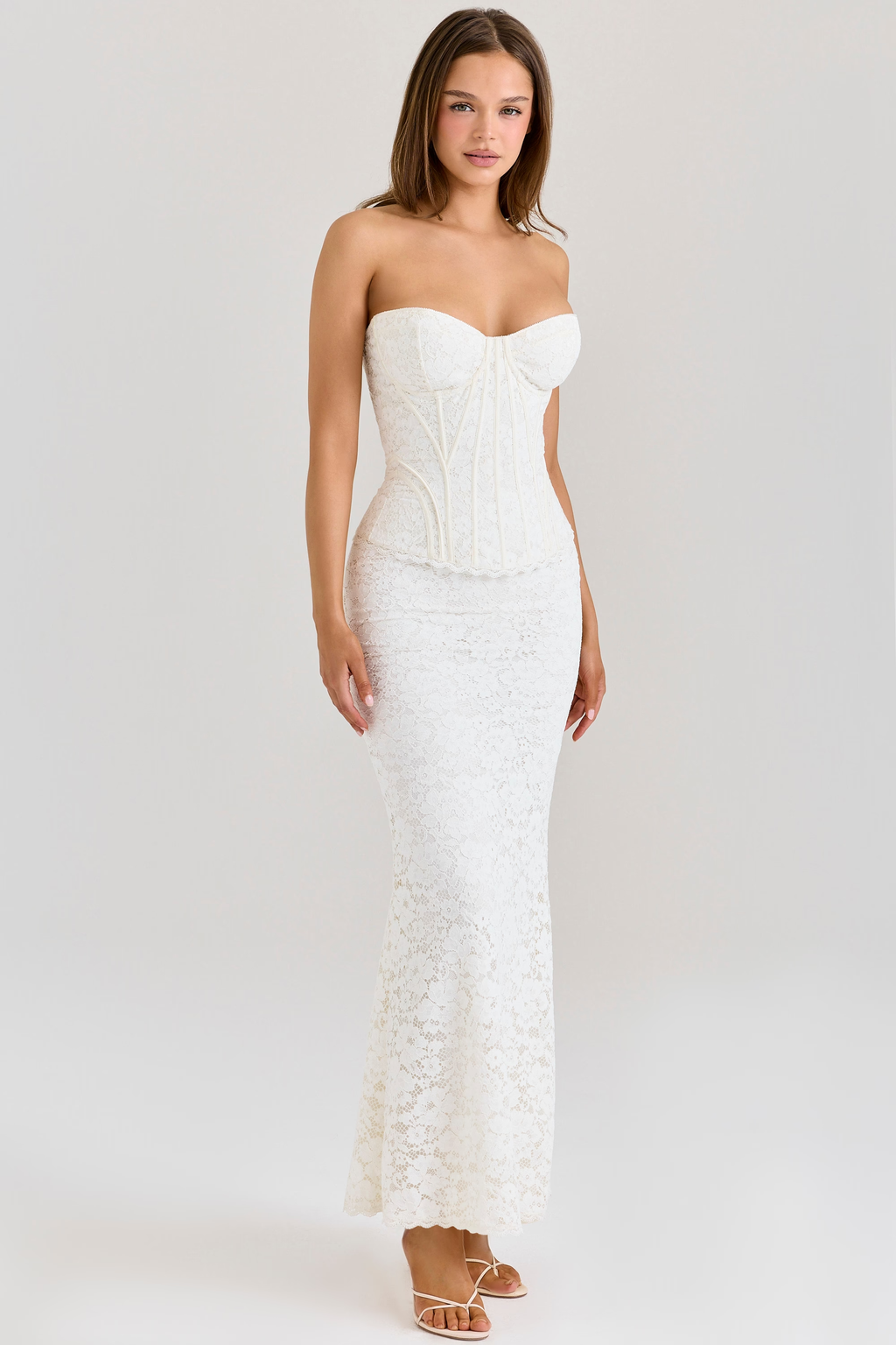 Odette, vestido maxi de encaje con corsé en blanco - foto 5