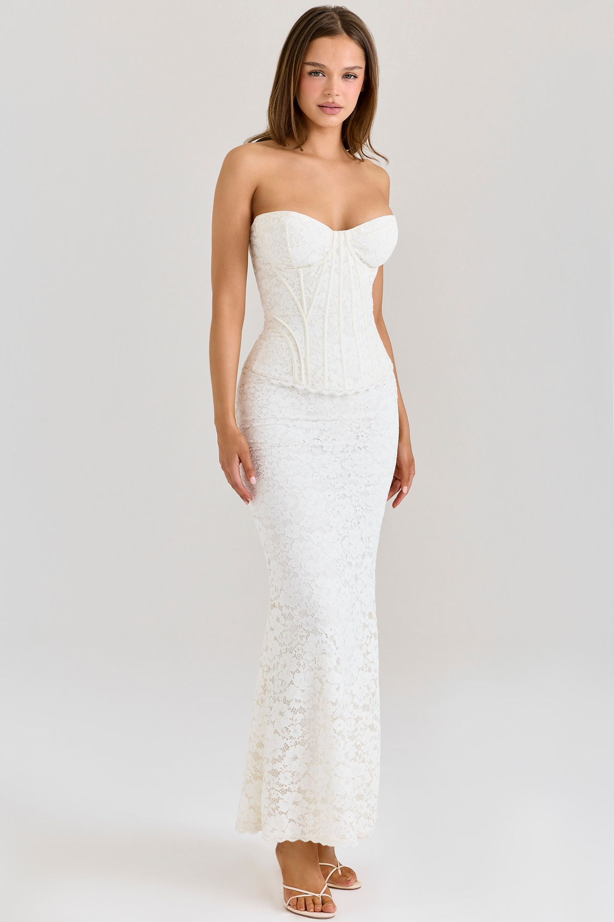 Odette, vestido maxi de encaje con corsé en blanco - foto 5