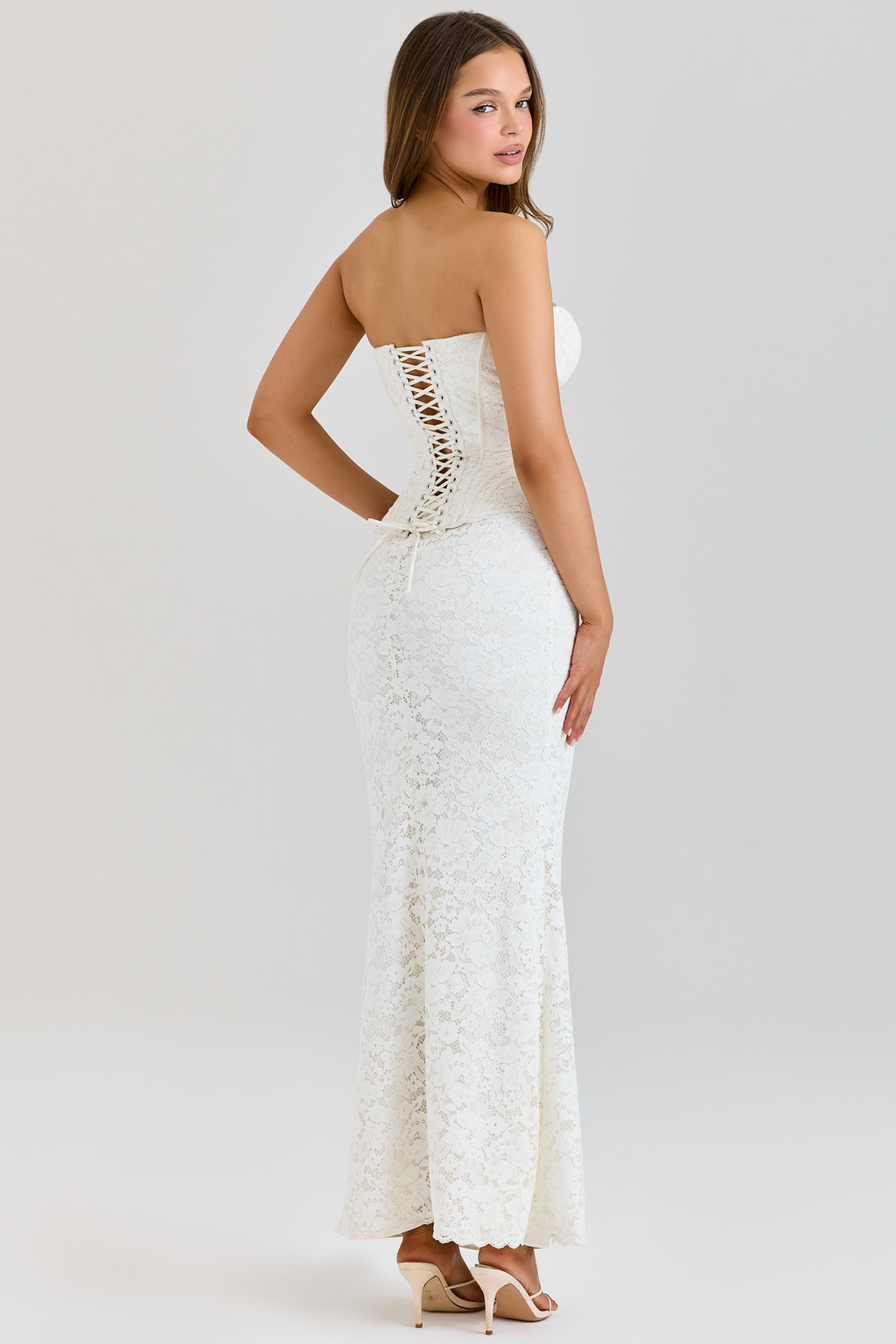 Odette, vestido maxi de encaje con corsé en blanco - foto 6