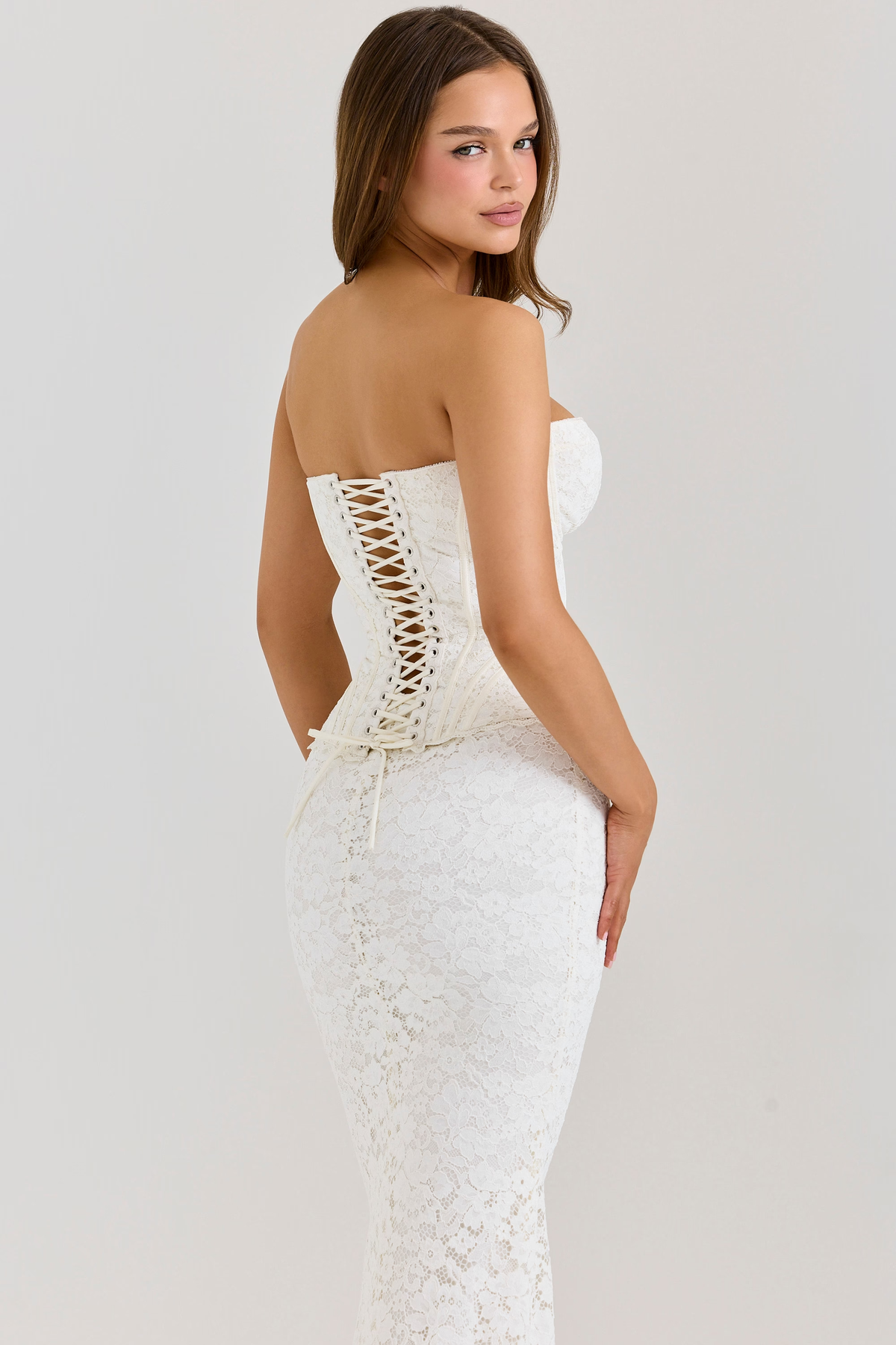 Odette, vestido maxi de encaje con corsé en blanco - foto 9